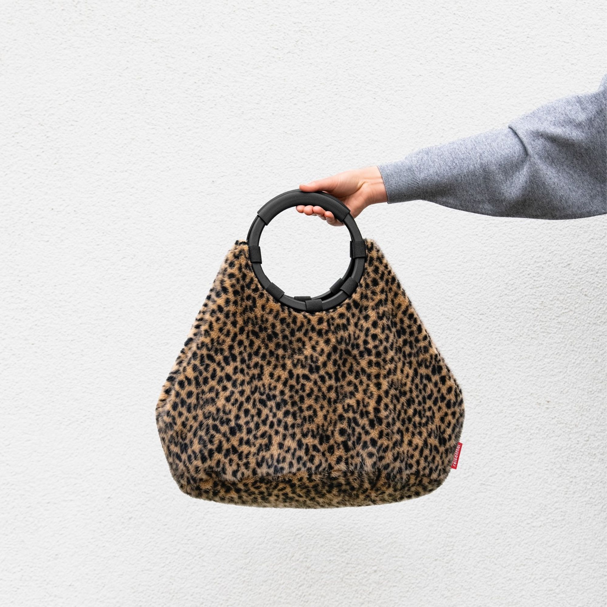 reisenthel - loopbag hobo - leo fake fur