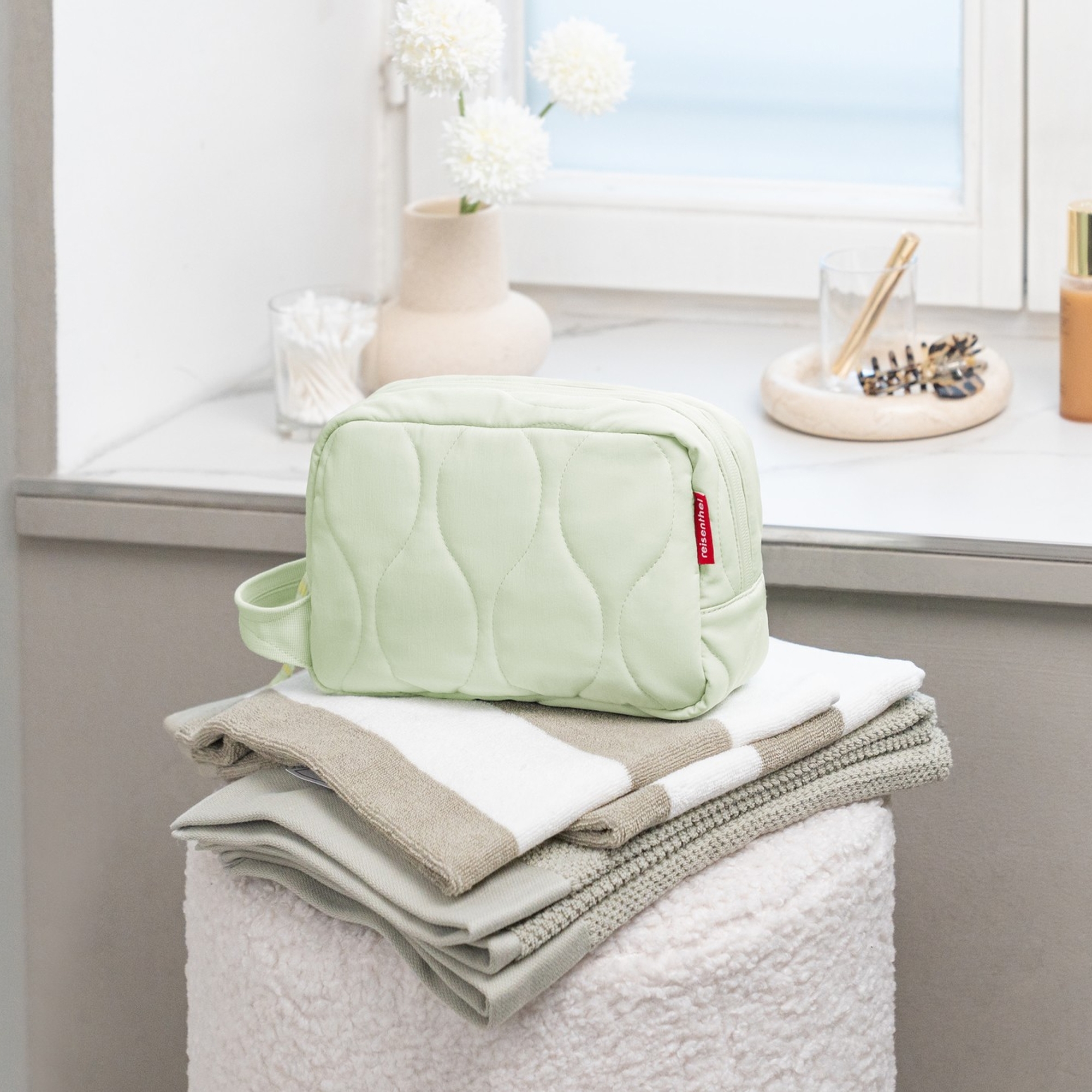 reisenthel - cosmeticpouch M -puffer iced matcha