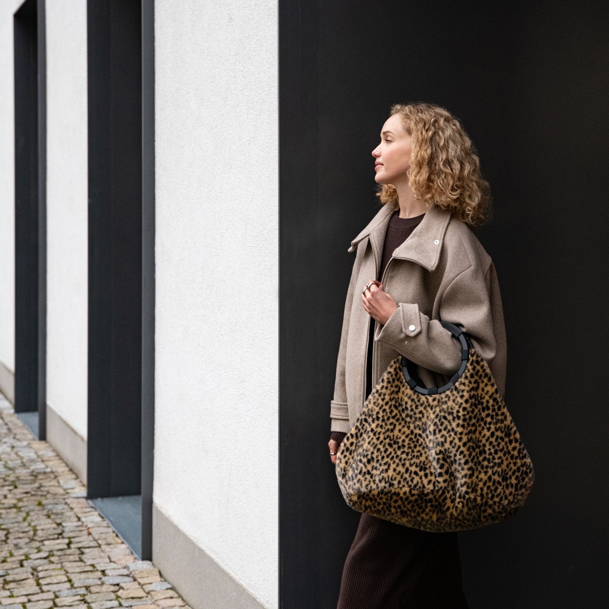 reisenthel - loopbag hobo - leo fake fur
