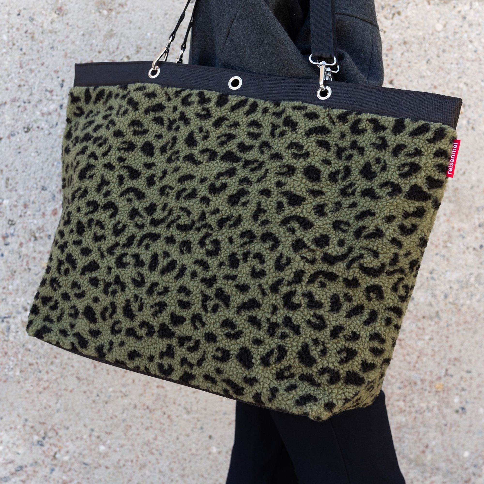 Large green shopper bag with leopard print teddy fleece