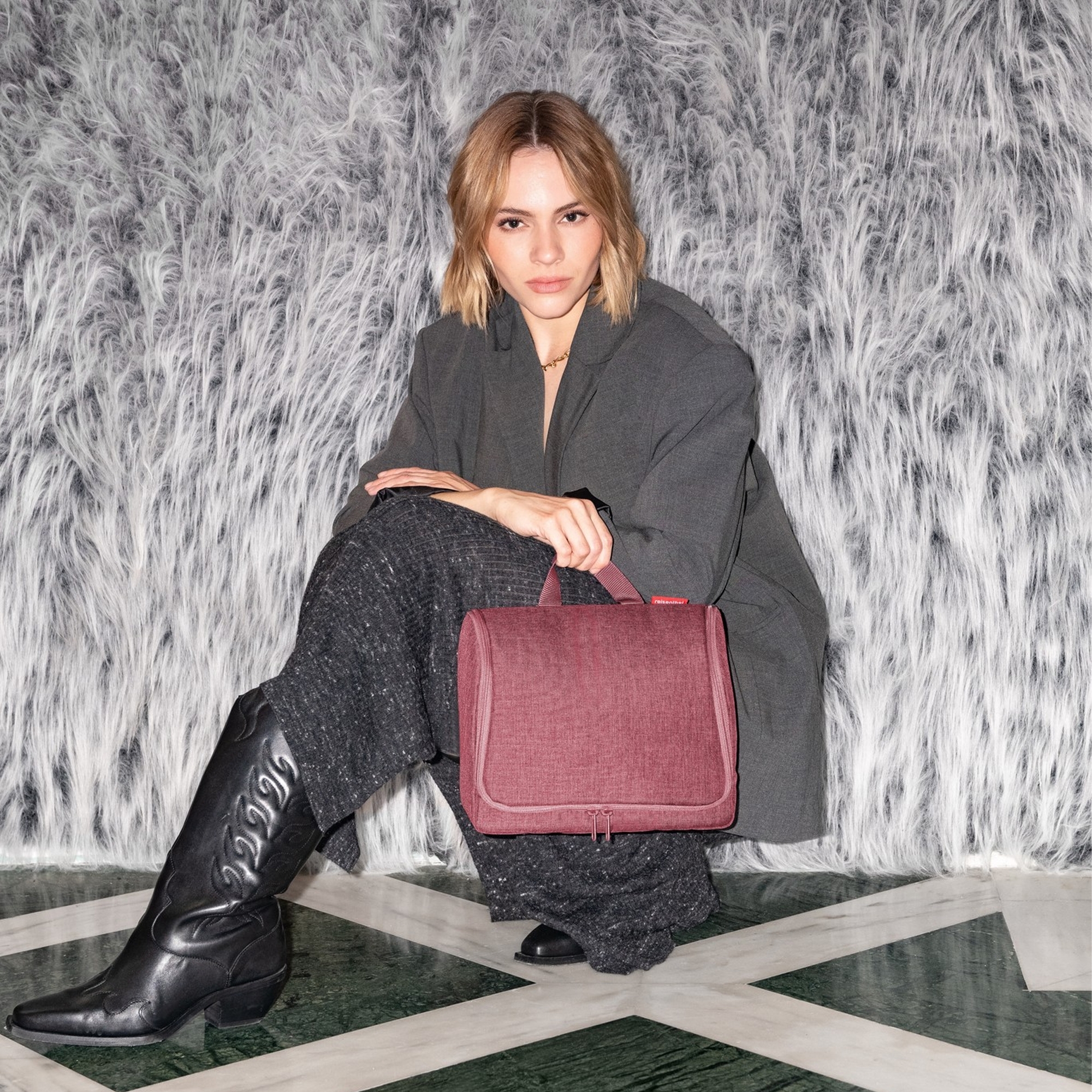 Woman with burgundy crossbody bag in modern look