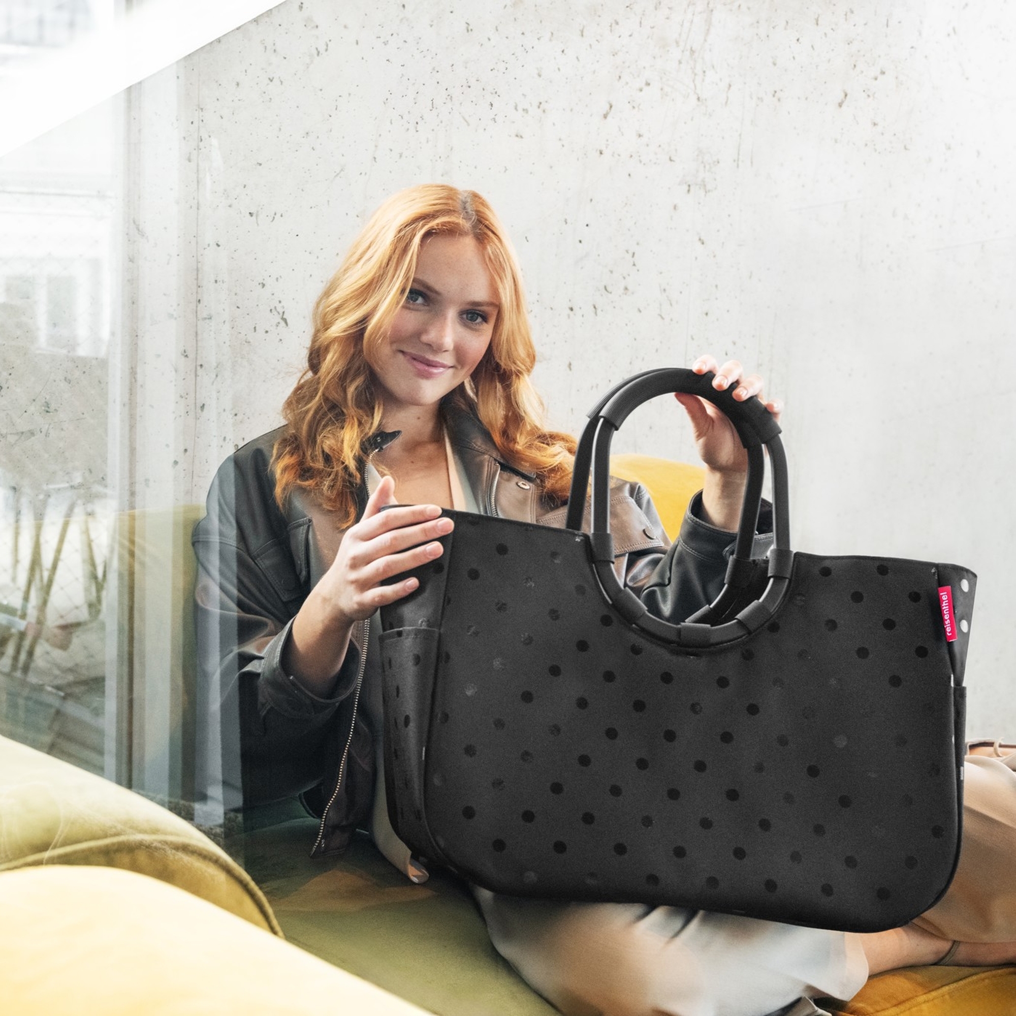 reisenthel - loopshopper L - frame glossy dots black reisenthel - loopshopper L - frame glossy dots black