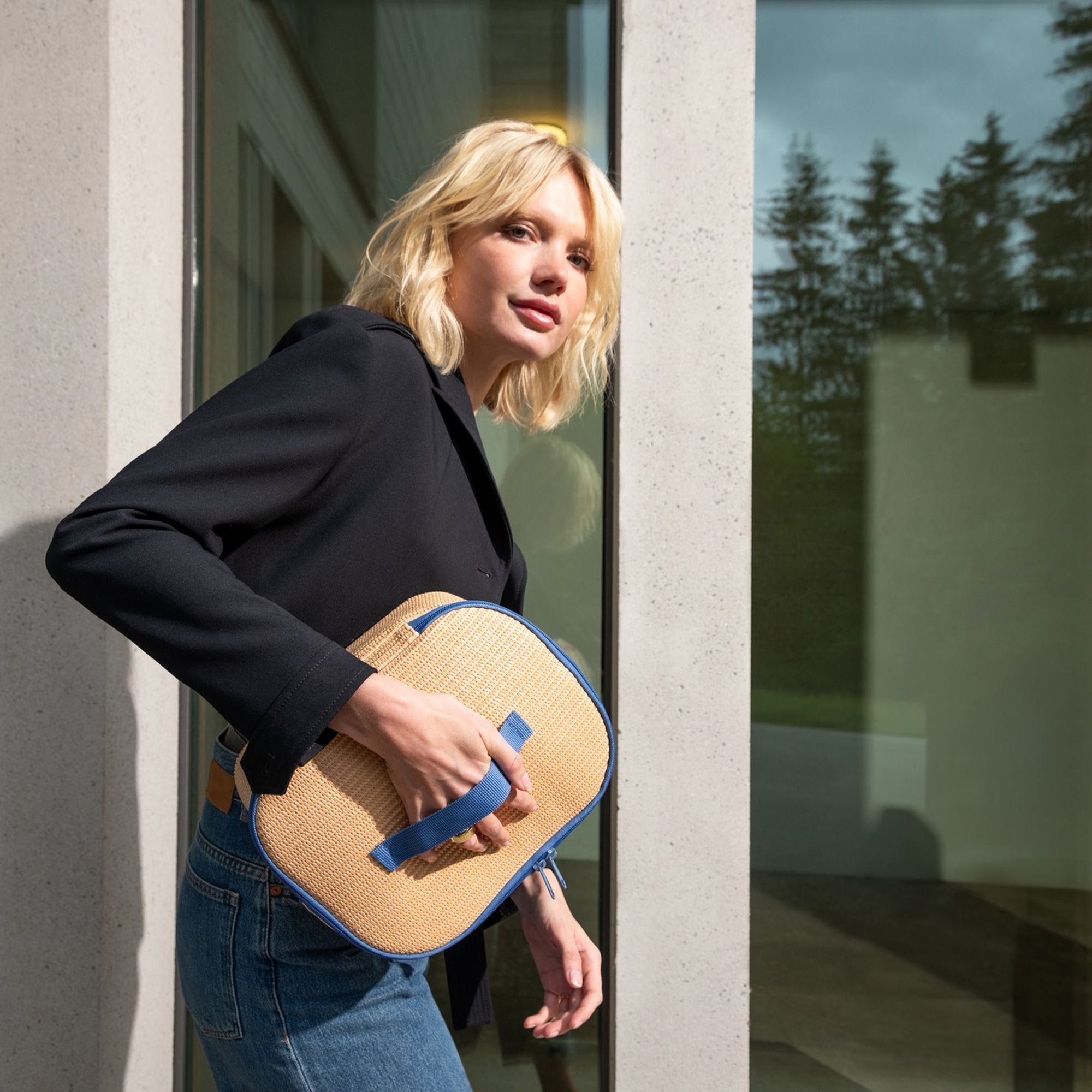 reisenthel - coolerbag M pocket - raffia blue reisenthel - coolerbag M pocket - raffia blue