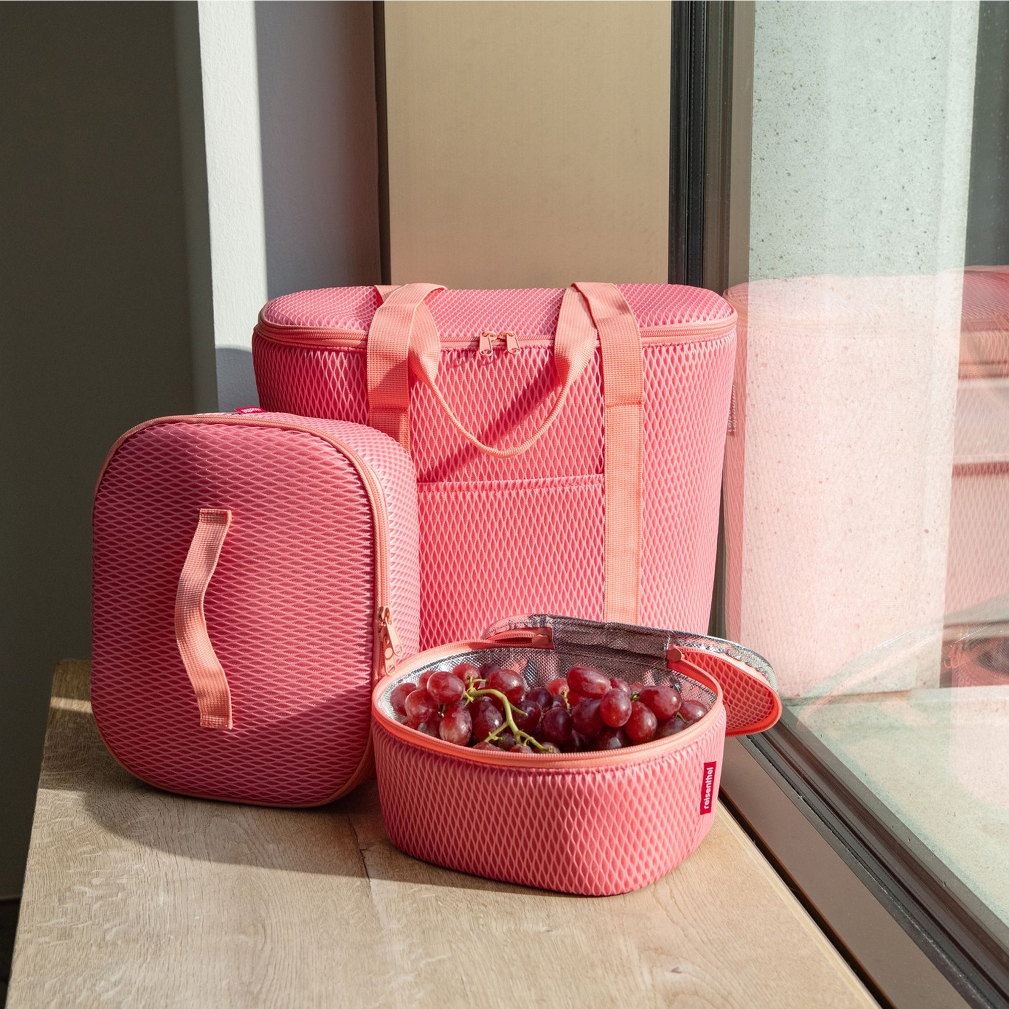 reisenthel - coolerbag M pocket - mesh coral