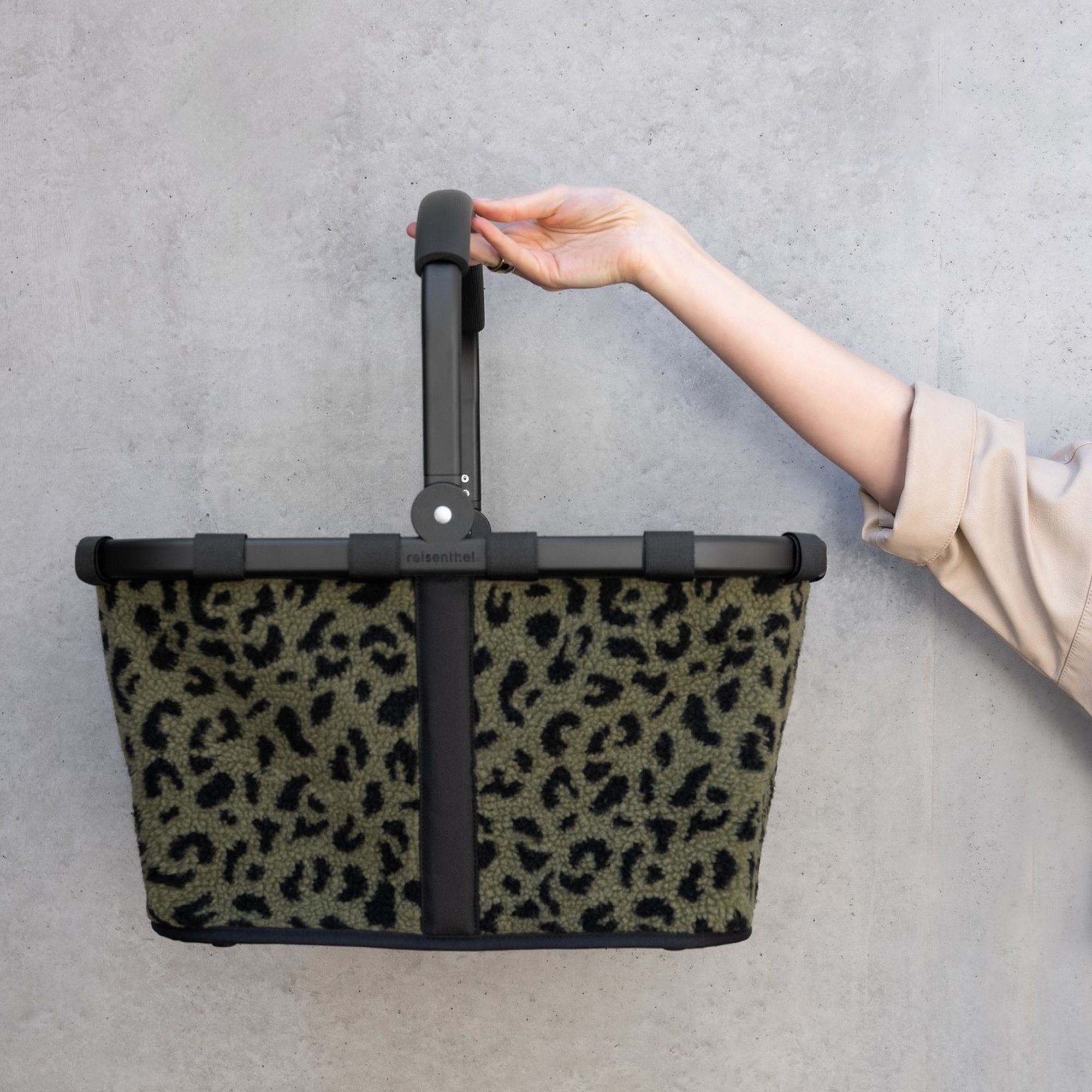 Fleece shopping basket with leopard print and black handle