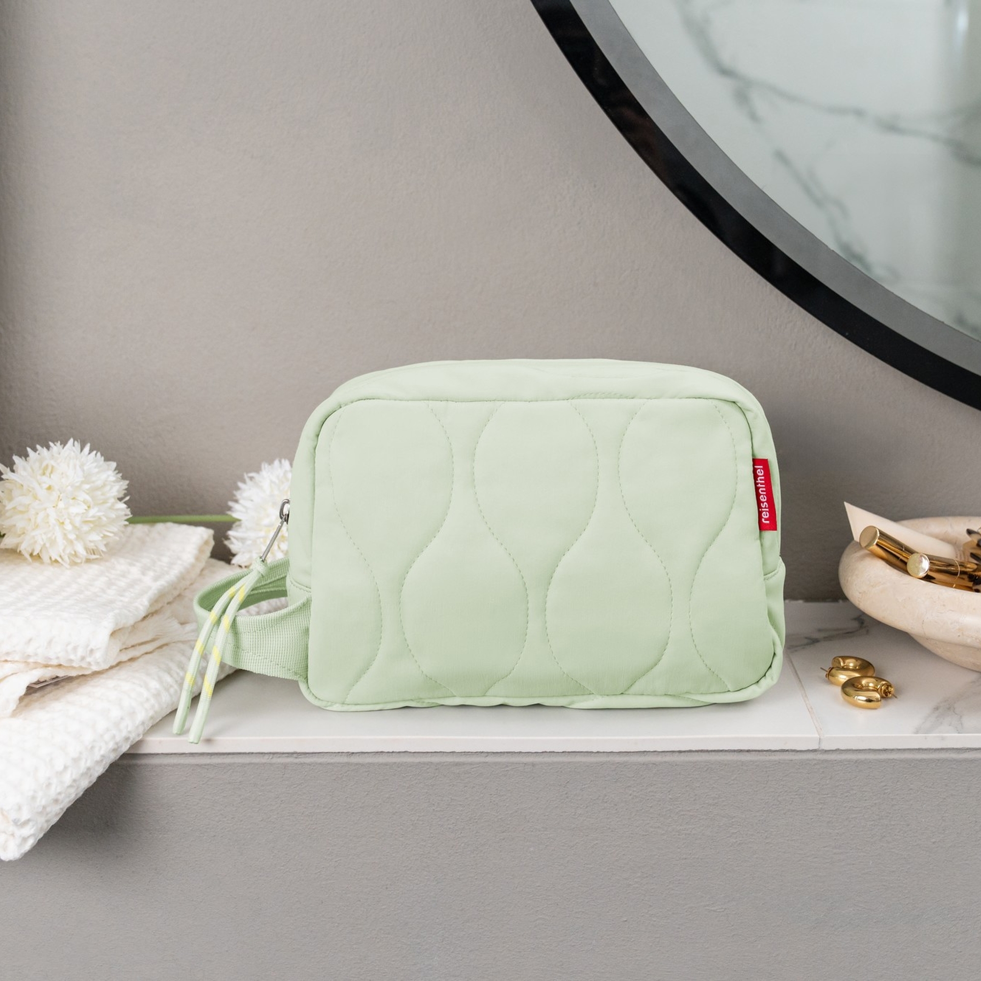 reisenthel - cosmeticpouch M -puffer iced matcha